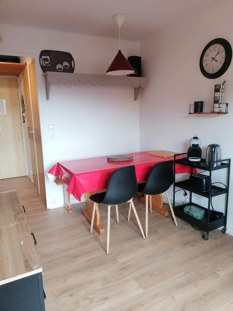 - une table de ping-pong dans une pièce avec 2 chaises dans l'établissement CŒUR D'ALTAÏR RISOUL 1850 Appartement T2 confortable skis aux pieds, à Risoul