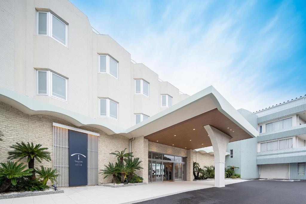 un montage de l'avant d'un bâtiment dans l'établissement TAOYA Shirahama Senjyo, à Shirahama