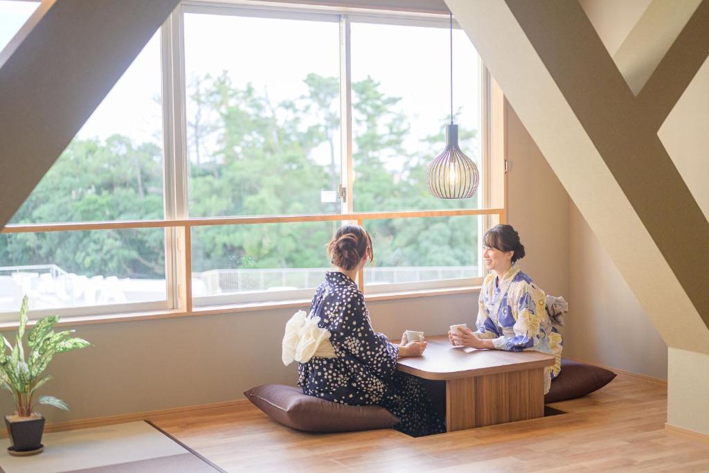 Deux femmes assises à une table dans une pièce avec fenêtre dans l'établissement TAOYA Shirahama Senjyo, à Shirahama 69 autres photos