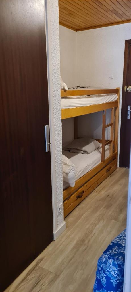 Cette petite chambre comprend des lits superposés. dans l'établissement Eperon 1, à Les Deux Alpes