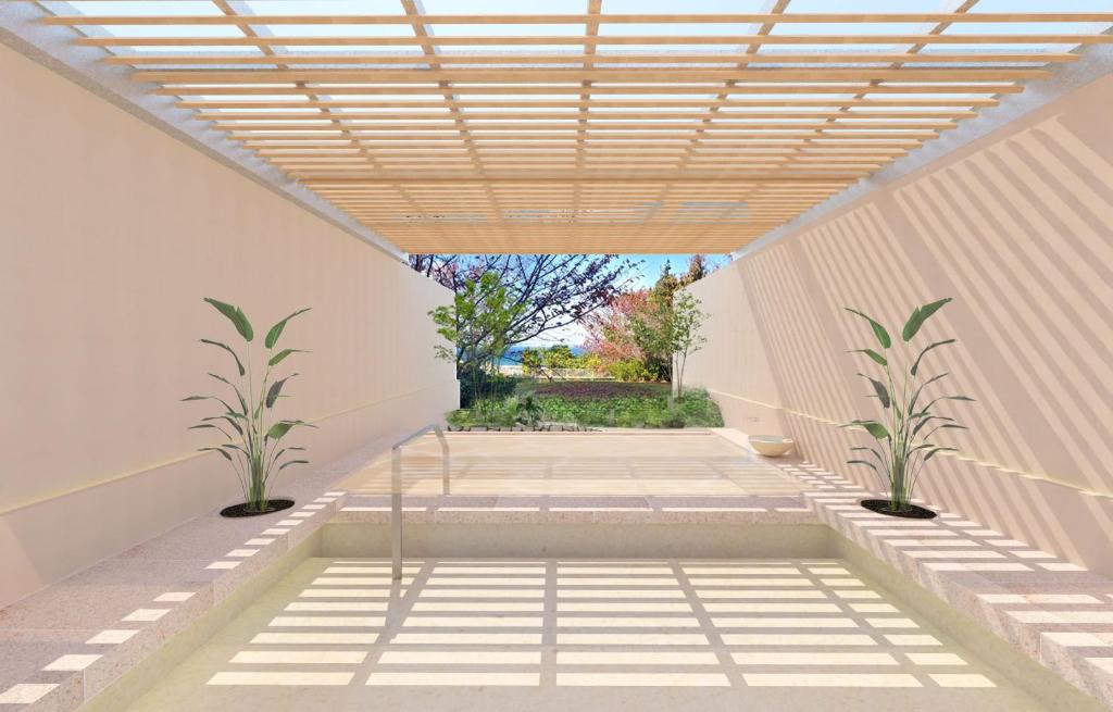 - un couloir dans un bâtiment doté d'un plafond en bois dans l'établissement KAMENOI HOTEL Awajishima, à Awaji