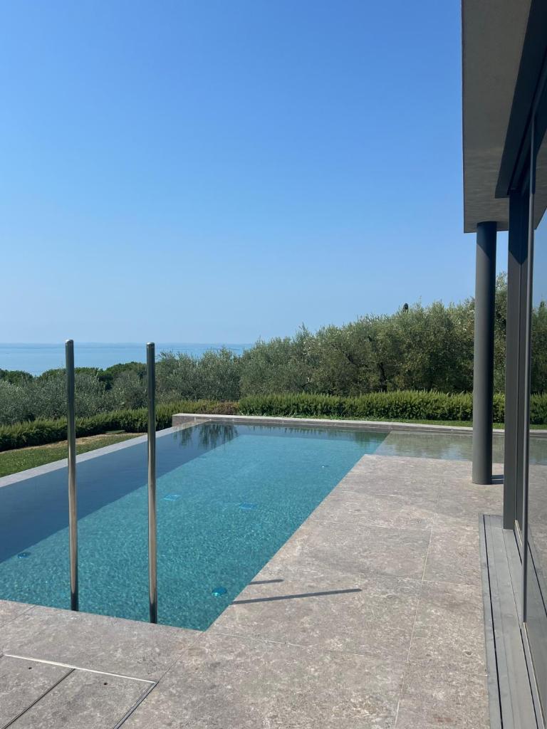 - une piscine à côté d'une maison dans l'établissement Villa La Biancolilla, à Marciaga