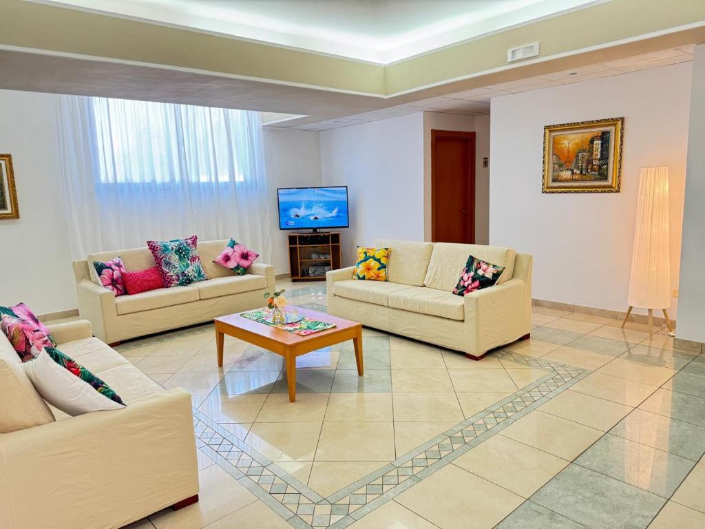 un salon avec deux canapés et une table basse dans l'établissement Ibisco Hotel, à Rodi Garganico