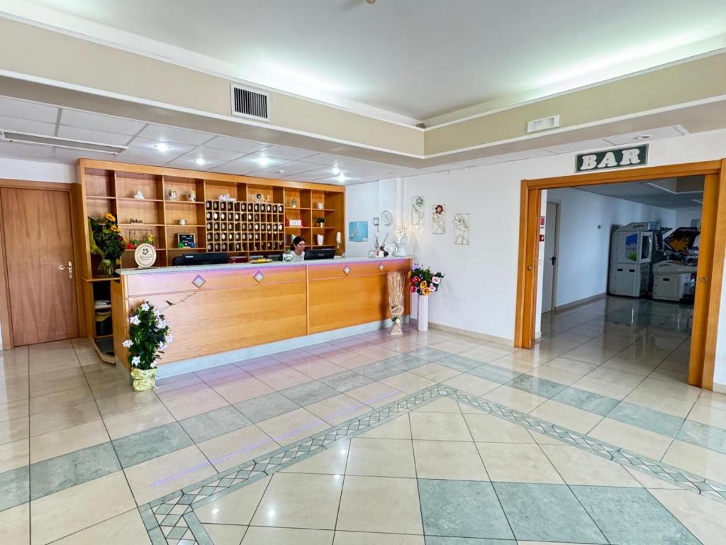 un grand hall avec un bar dans un bâtiment dans l'établissement Ibisco Hotel, à Rodi Garganico 89 autres photos