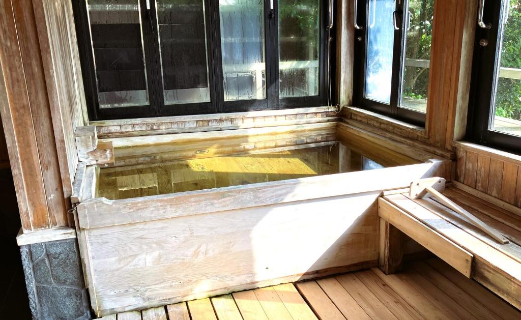 une porte ouverte d'une maison avec fenêtres dans l'établissement Chikurinin Gunpoen, à Yoshino
