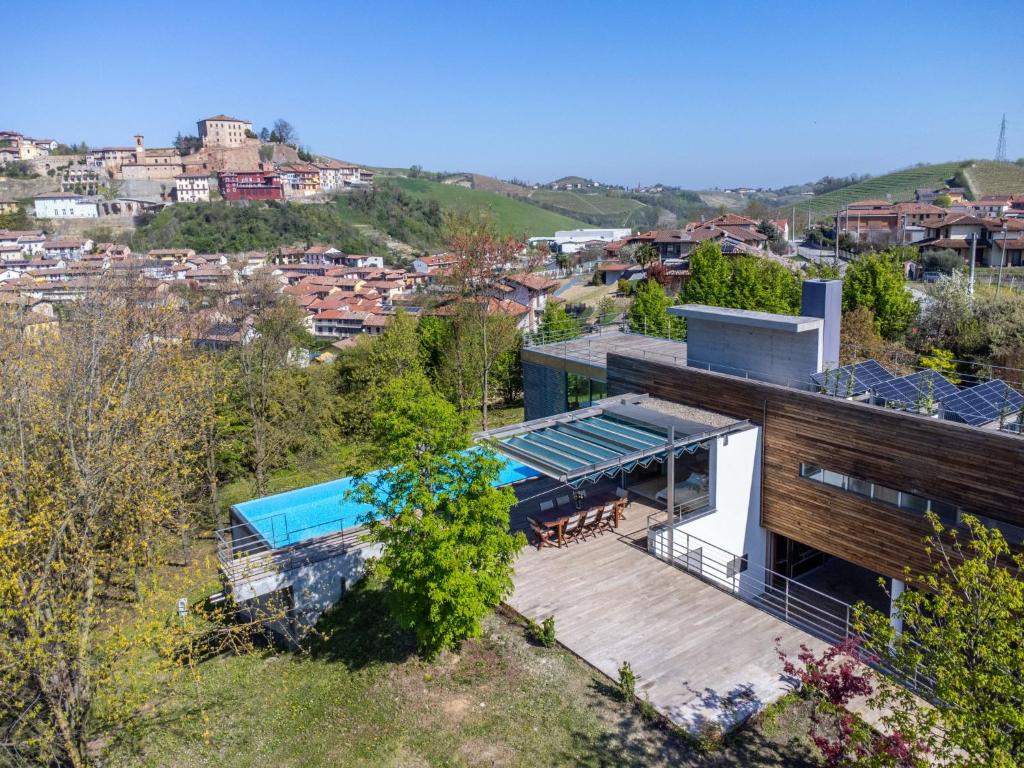 une vue aérienne d'une maison avec piscine dans l'établissement Villa Stordita by Interhome, à Castellinaldo