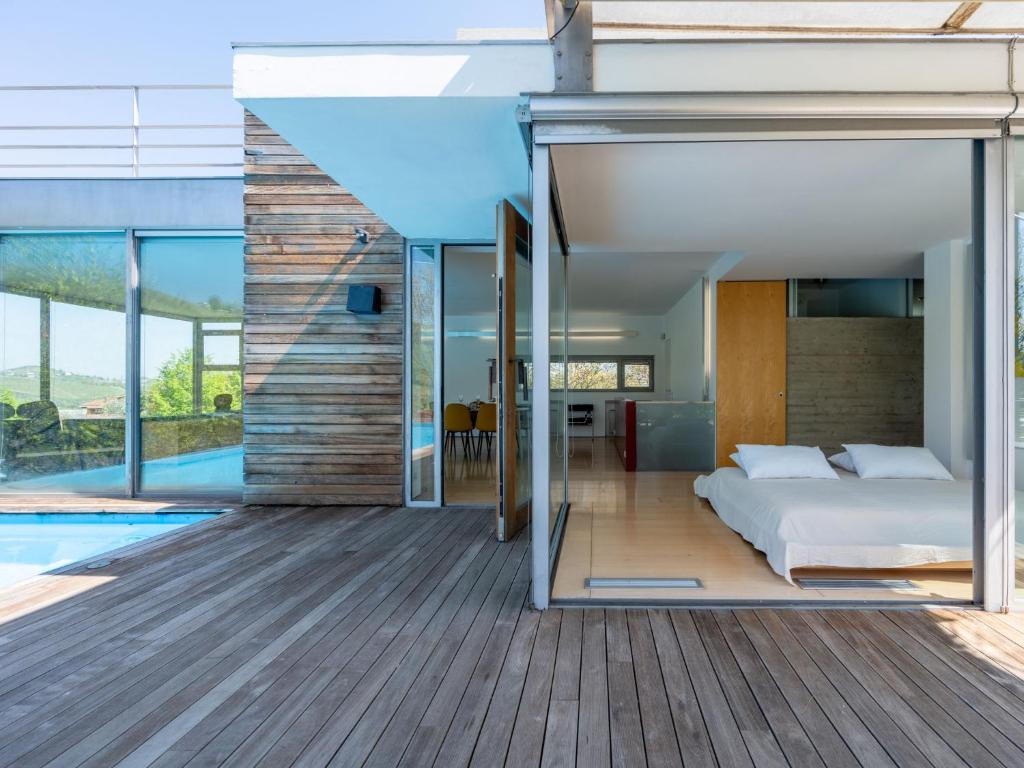 - une chambre avec un lit et une piscine dans l'établissement Villa Stordita by Interhome, à Castellinaldo