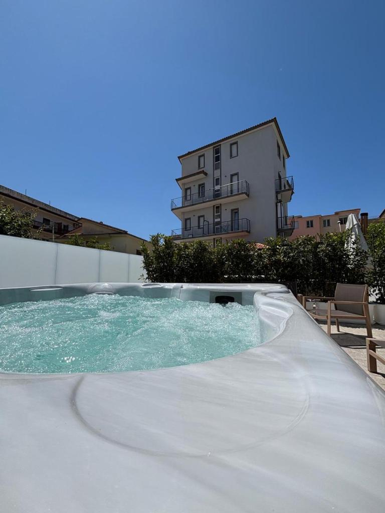 une piscine avec toboggan en face d'un bâtiment dans l'établissement Domus Marina - Egeo Apartment, à Mondragone