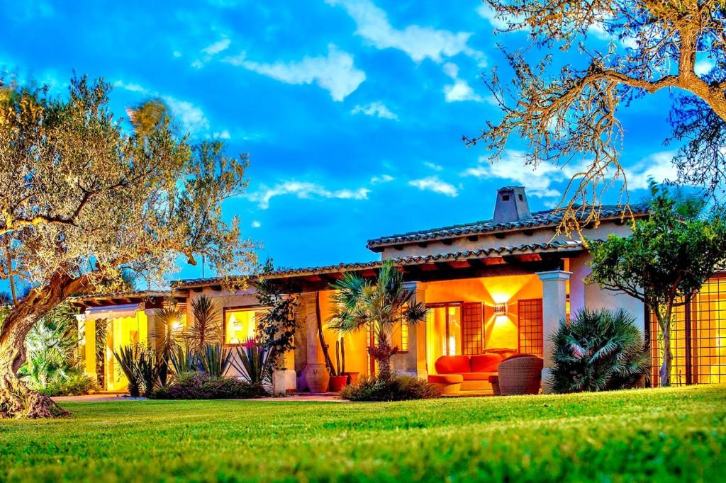Photo de la galerie de l'établissement Luxury Villa Silene Con Piscina Salata e Ampio Giardino a Castelvetrano Selinunte, Sicilia, à Castelvetrano