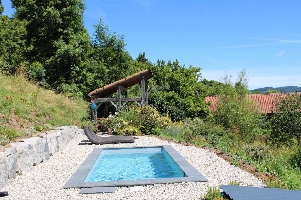une piscine avec un toboggan et une aire de jeux dans l'établissement Nuits D'y Cîmes : Nuit Insolite Bulle, SPA, à Jaunac
