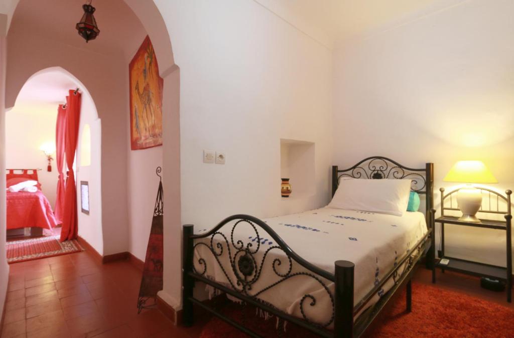 une chambre avec un lit dans une pièce dans l'établissement Riad Dar Lilas, à Marrakech