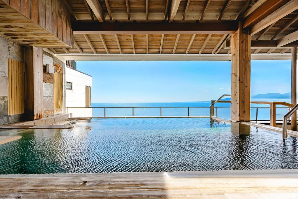 - une piscine intérieure avec vue sur l'océan dans l'établissement Shinyu no Yado SAZANA, à Higashiizu
