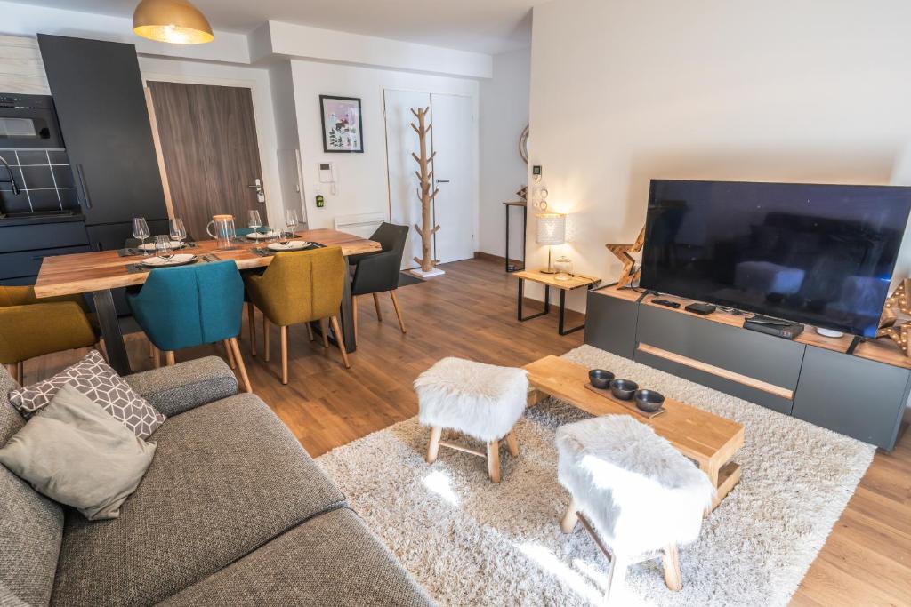 un salon avec un canapé et une table dans l'établissement Le chalet des étoiles, à La Mongie