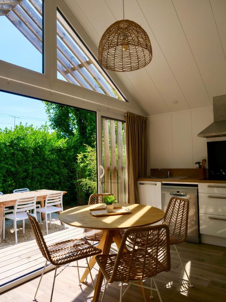 une cuisine et une salle à manger avec une table et des chaises dans l'établissement Camping La Forêt, à Saint-Jean-de-Monts