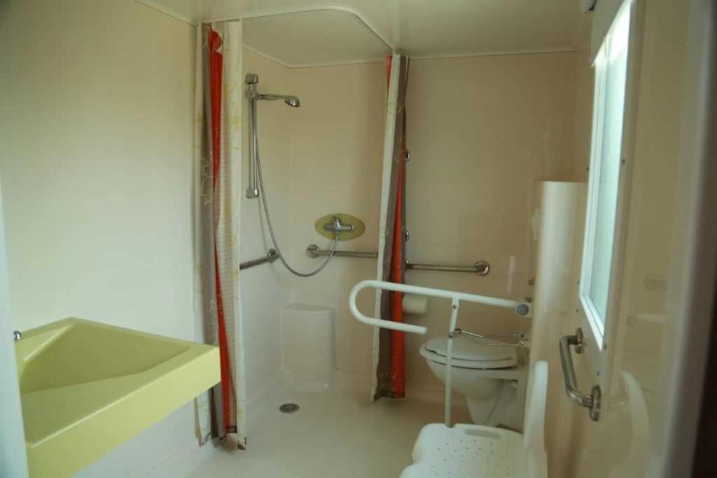 une salle de bain avec douche et toilettes dans l'établissement Camping 4 étoiles - Piscine - ccaffbg, à Villeneuve-lès-Béziers 37 autres photos