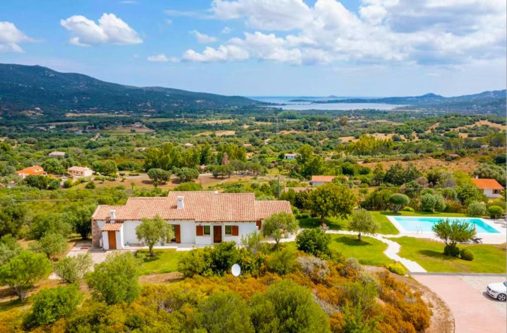 une vue aérienne d'une maison avec piscine dans l'établissement VILLA ALBA Esclusiva Villa con Piscina a Sfioro e Vista Mozzafiato sul Mare, à Cugnana