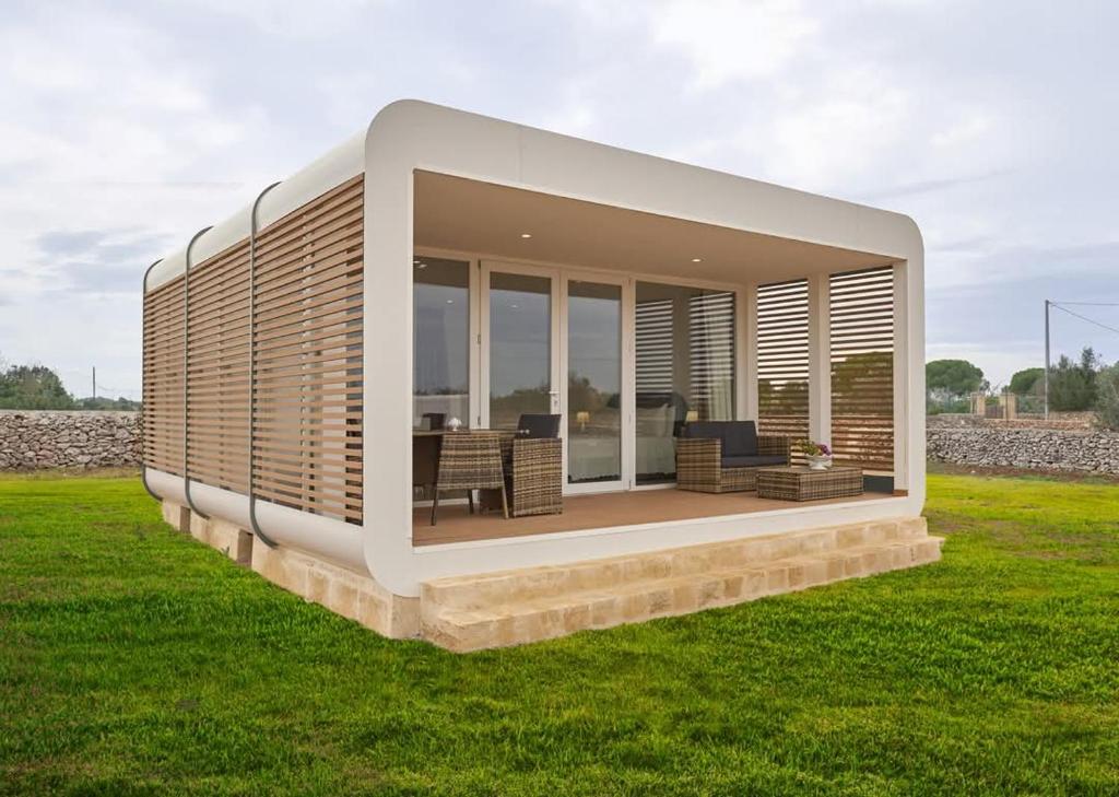 un montage d’une maison sur une prairie dans l'établissement Borgo Rosso Terra, à Gallipoli