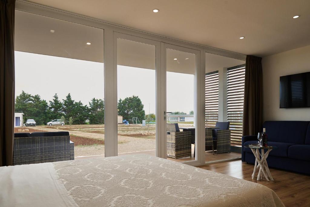 - une chambre avec un lit et une vue sur un champ dans l'établissement Borgo Rosso Terra, à Gallipoli 224 autres photos