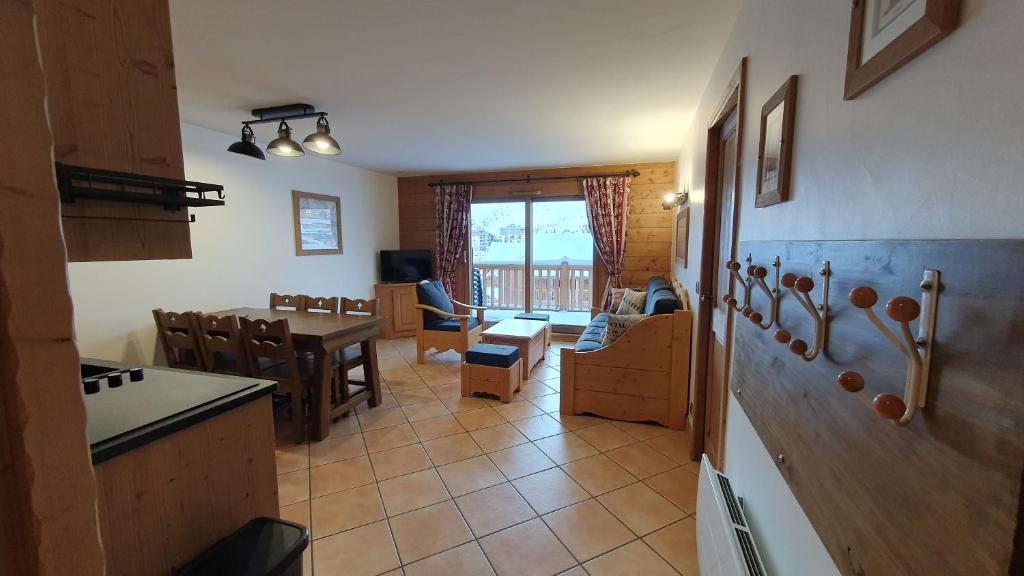 une cuisine et un salon avec une table et une salle à manger dans l'établissement Tignes2100 - Le Télémark, à Tignes