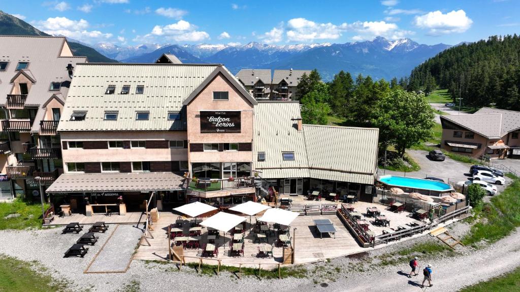 - une vue aérienne sur un hôtel avec un complexe dans l'établissement Le Balcon des Ecrins, à Réallon