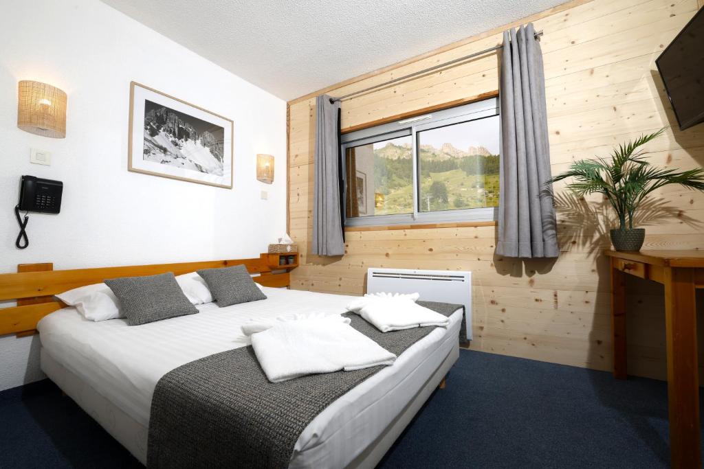 une chambre avec un lit et une fenêtre dans l'établissement Le Balcon des Ecrins, à Réallon 37 autres photos