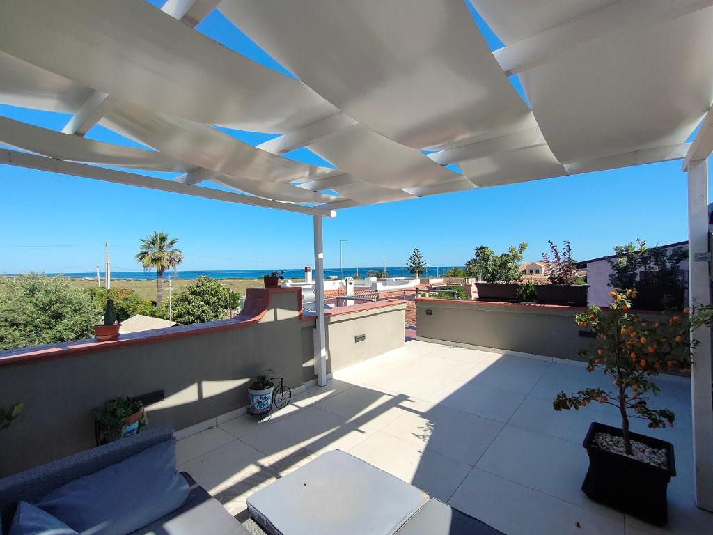 un toit-terrasse avec vue sur l'océan dans l'établissement Villa Tea con piscina a pochi passi dal mare, à Fontane Bianche