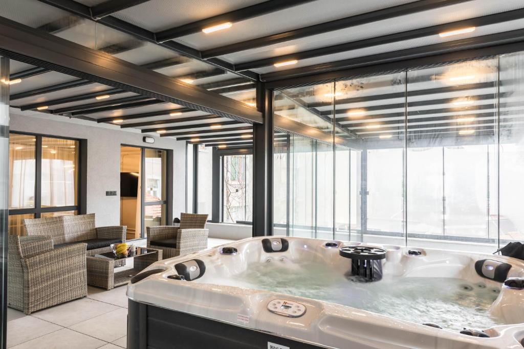City Center Luxury Apartments 4
