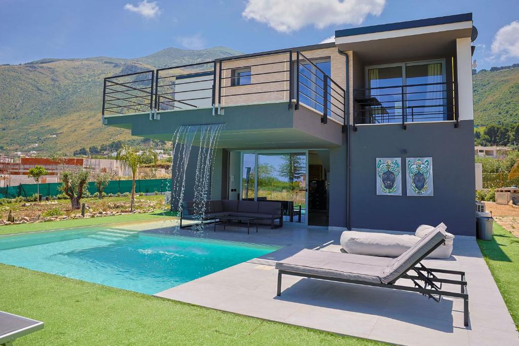 une maison avec une piscine devant une maison dans l'établissement Dimora Masi di GN Real Escapes, à Castellammare del Golfo