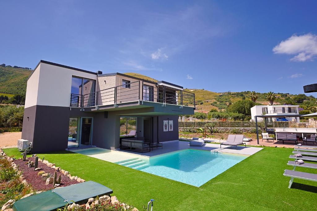 une maison avec une piscine dans la cour dans l'établissement Dimora Masi di GN Real Escapes, à Castellammare del Golfo
