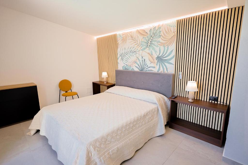 - une chambre avec un lit, deux tables et une chaise dans l'établissement Dimora Masi di GN Real Escapes, à Castellammare del Golfo 38 autres photos