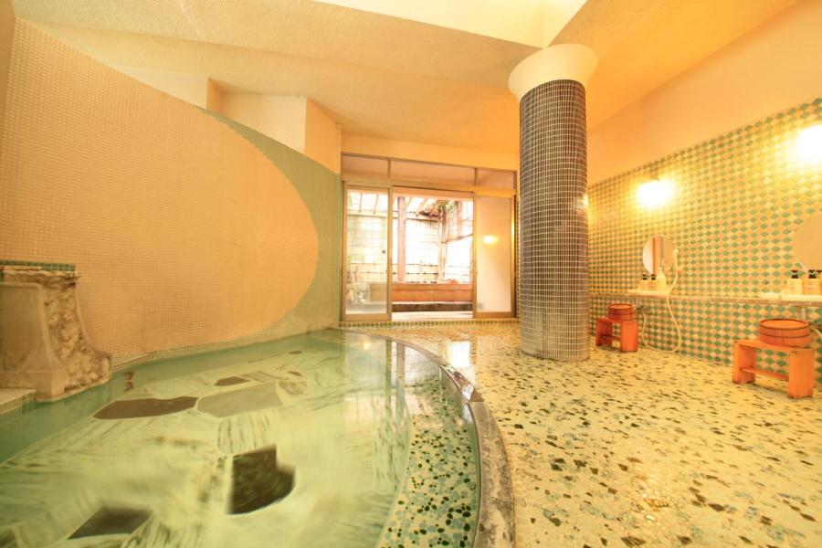 - une grande salle de bains avec une grande piscine d'eau dans l'établissement Bansuirou Fukuzumi, à Hakone