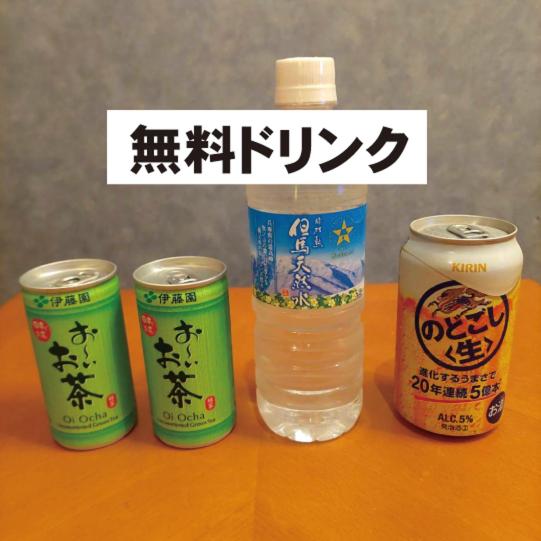 une bouteille d'eau à côté de trois bidons sur une table dans l'établissement Hotel Mio Resort ( Adult Only), à Yokkaichi