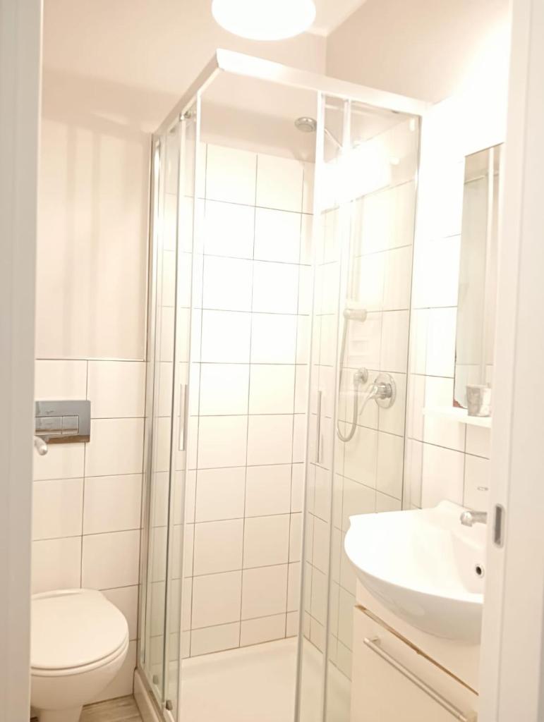 une salle de bain avec une douche, des toilettes et un lavabo dans l'établissement Hotel Petit, à Silvi Marina 77 autres photos