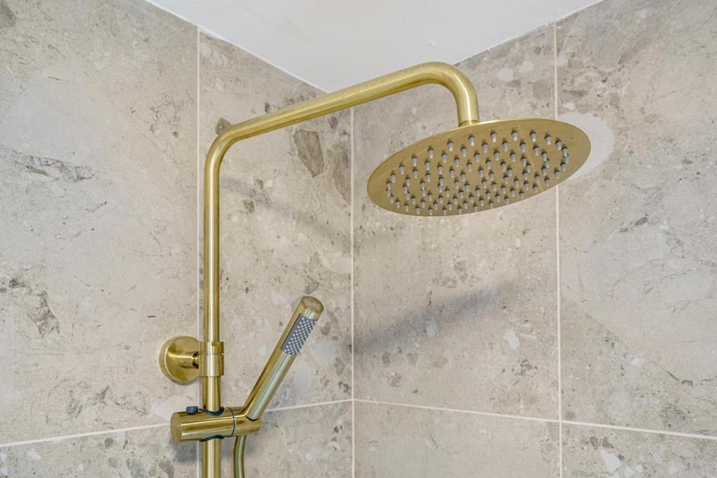 Belfast Stylish City Retreat 2BR 4