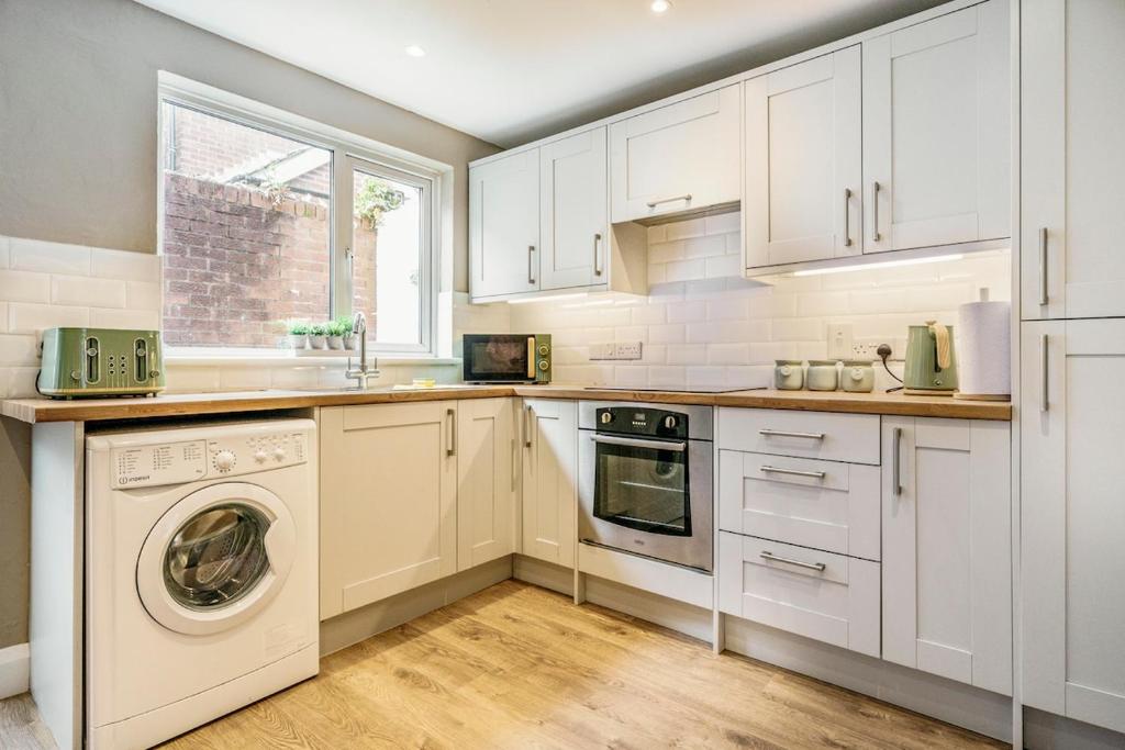Belfast Stylish City Retreat 2BR 5