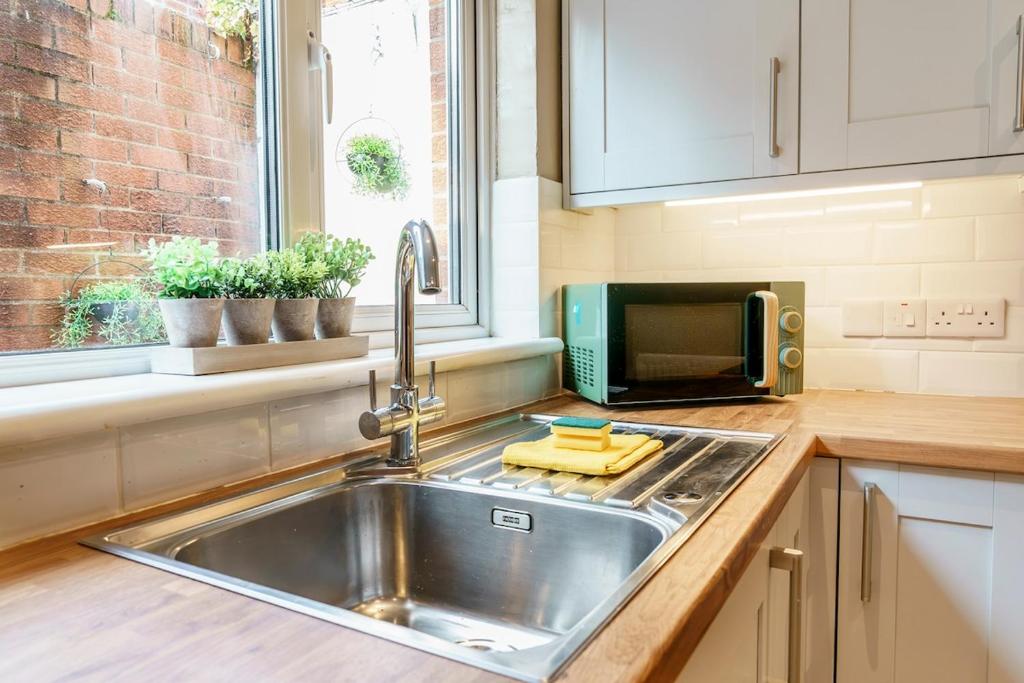 Belfast Stylish City Retreat 2BR 8