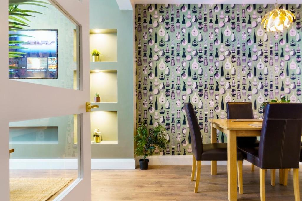 Belfast Stylish City Retreat 2BR 8