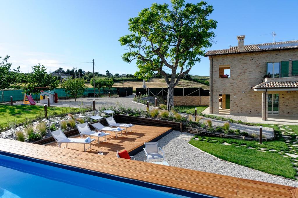 une cour arrière avec une piscine et une maison dans l'établissement Villa Ophite, à Offida 47 autres photos