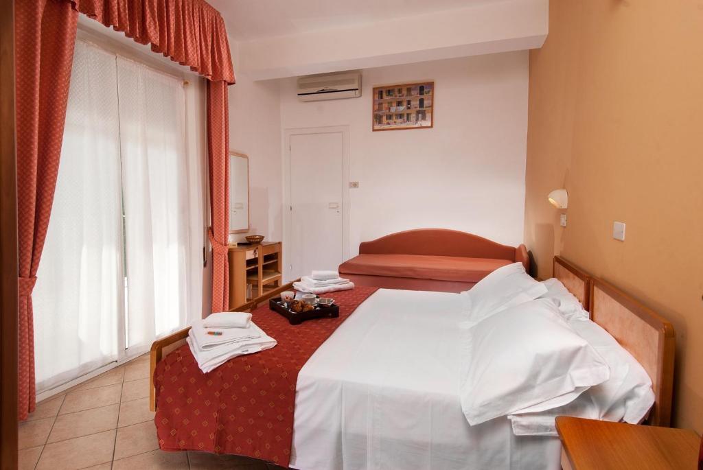 une chambre avec un lit blanc et une fenêtre dans l'établissement Hotel Ricci, à Rimini 42 autres photos