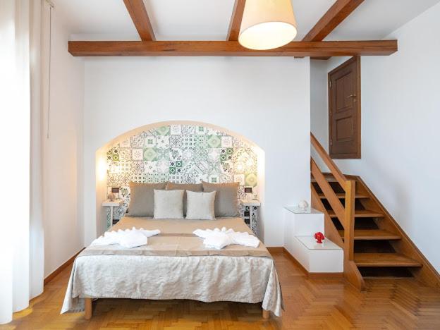 une chambre avec un grand lit et un escalier dans l'établissement Villa Carolina Sorrento Private Heated Pool and Sea View, à Sorrente 93 autres photos