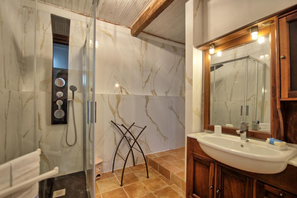 une salle de bain avec un lavabo et une douche dans l'établissement Villa Luciano by PosarelliVillas, à Chiassa Superiore
