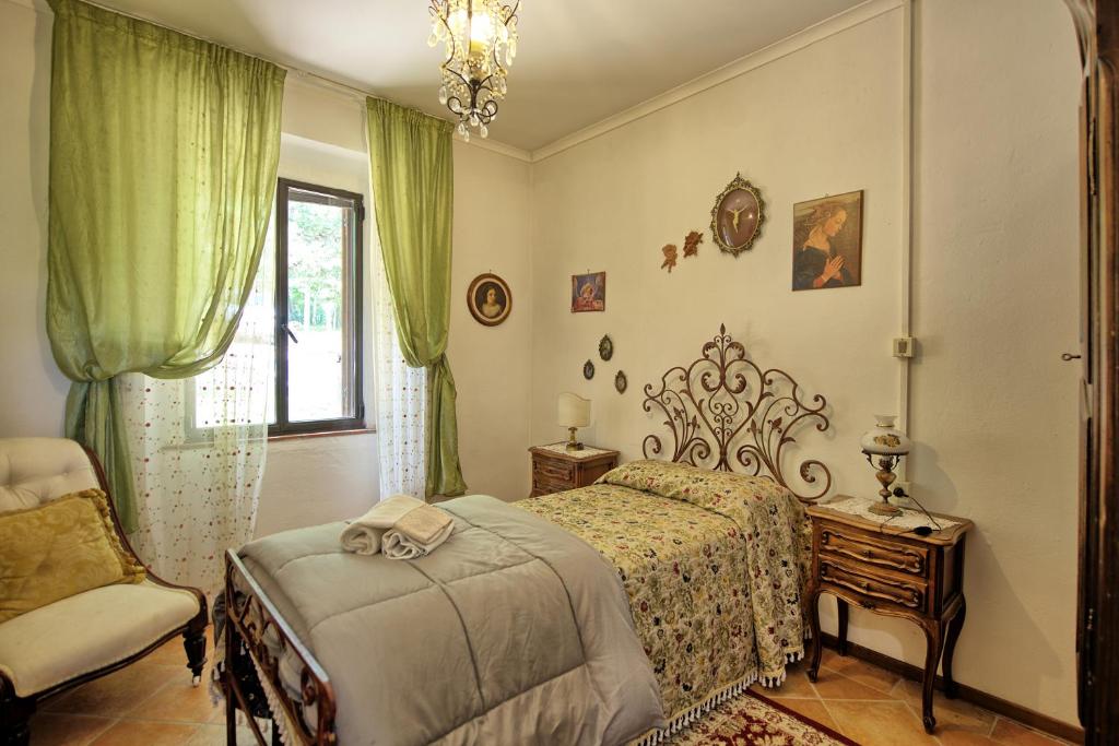 une chambre avec un lit, une chaise et une fenêtre dans l'établissement Villa Luciano by PosarelliVillas, à Chiassa Superiore 37 autres photos