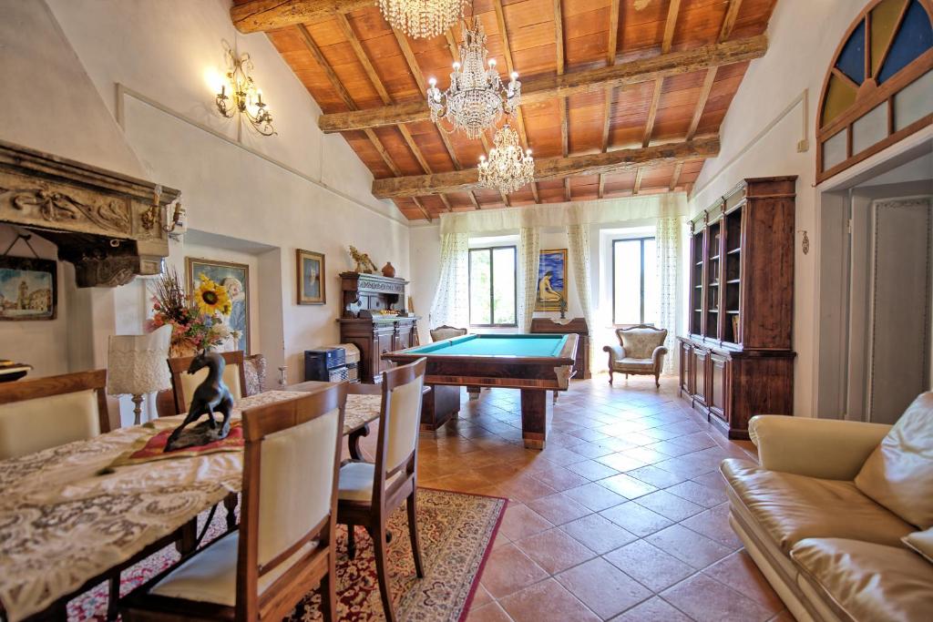 un salon avec une table de billard dans l'établissement Villa Luciano by PosarelliVillas, à Chiassa Superiore