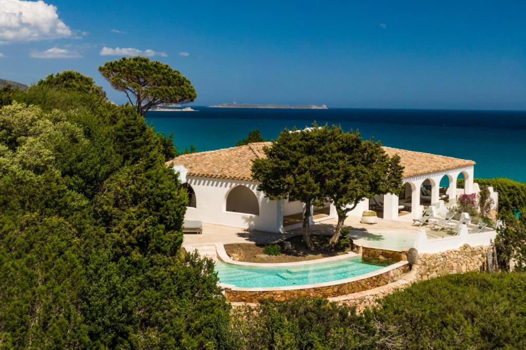une vue aérienne d'une villa avec piscine dans l'établissement Villa Bianca, à Villasimius