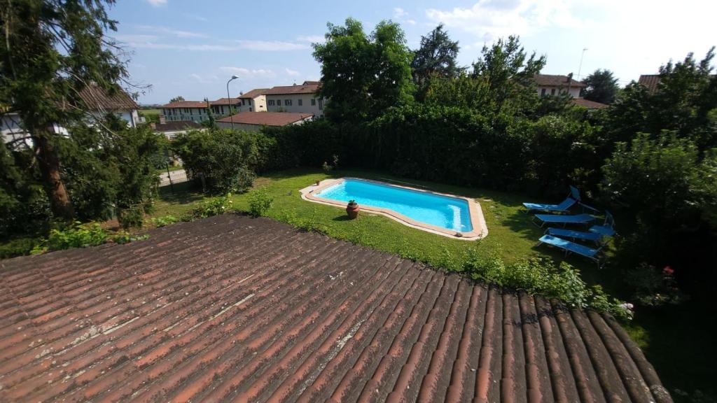- une vue sur la piscine dans la cour dans l'établissement Casa Laura, à Madonna della Scala 13 autres photos