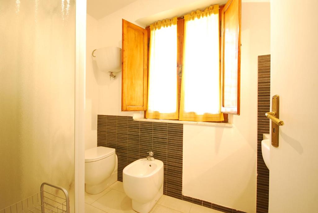 une salle de bain avec toilettes et fenêtre dans l'établissement Casina, à Gaiole in Chianti