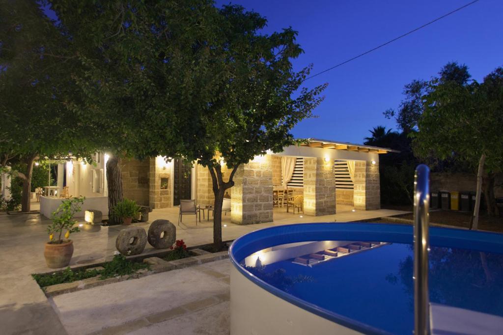 une maison avec piscine la nuit dans l'établissement Gallipoli Salento Antica Dimora con piscina ad uso esclusivo, à Parabita