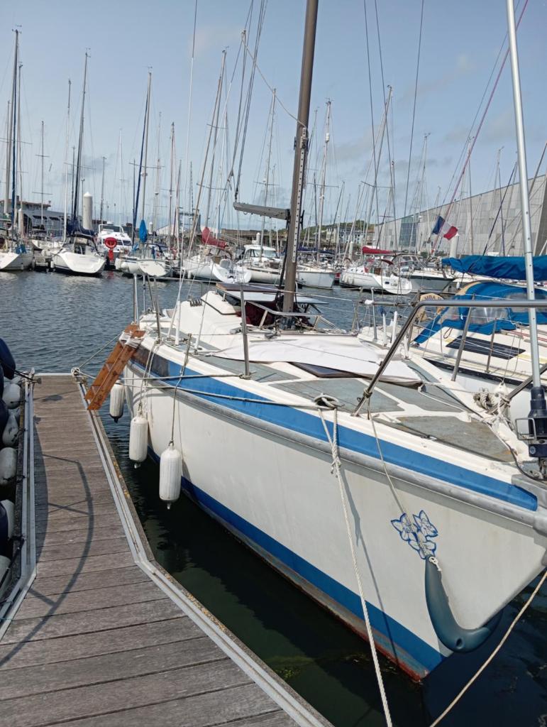 un bateau blanc amarré à un quai avec d'autres bateaux dans l'établissement Miraflores, à Boulogne-sur-Mer