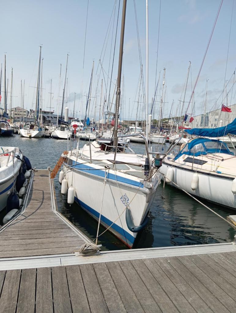 Un tas de bateaux sont amarrés à un quai dans l'établissement Miraflores, à Boulogne-sur-Mer