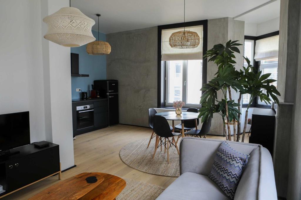 Kamiel -Belle Epoque apartment with modern comfort 3